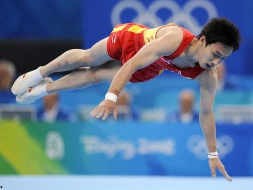 体操成人简单的动作视频,跟随体操动作视频，掌握成人简易体操技巧